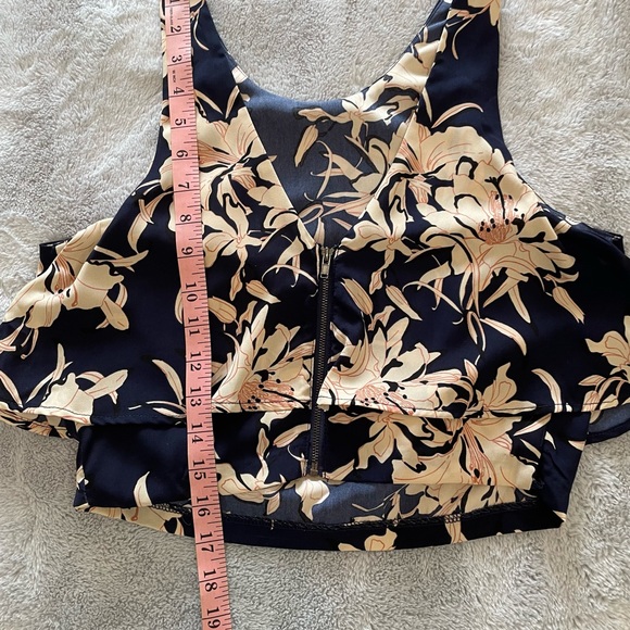 ASTR Ruffle Hem Crop - Picture 4 of 10